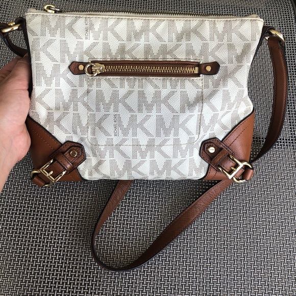 Michael Kors Handbags - MICHAEL KORS Crossbody🌼